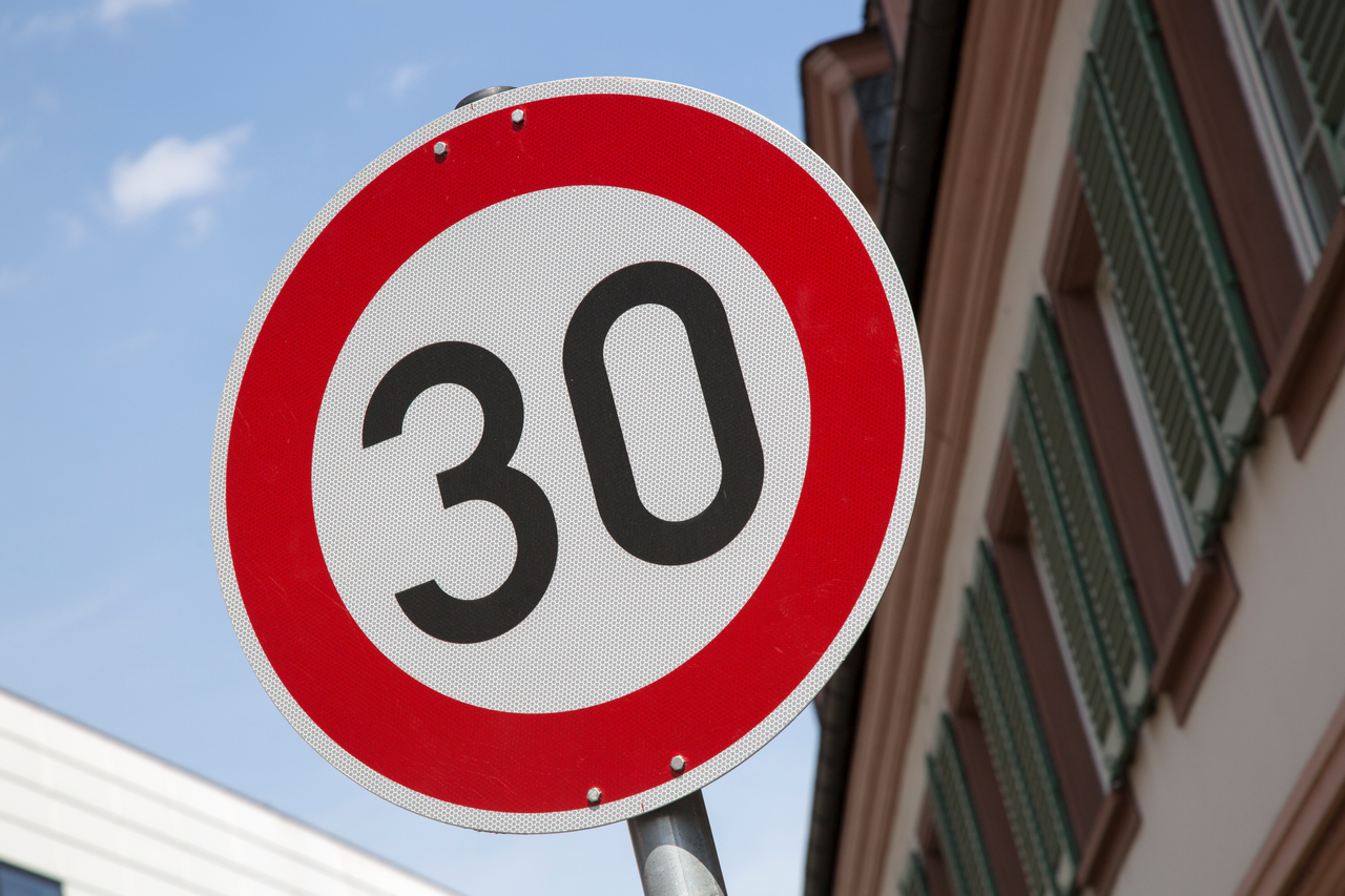 Limity prędkości na drogach w Polsce – ile wynoszą?