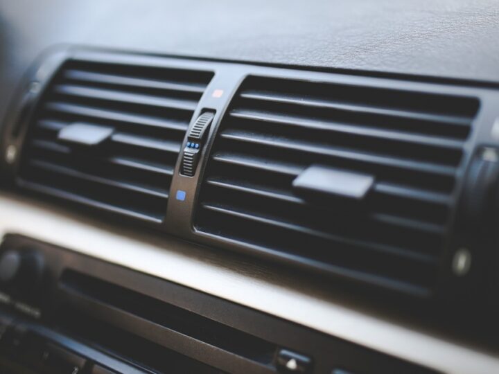 Dlaczego warto korzystać z klimatyzacji w samochodzie również zimą?