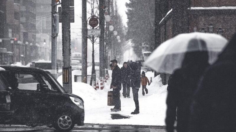 Śnieżyca powoduje chaos komunikacyjny w Polsce: korki, opóźnienia pociągów i odwołane loty