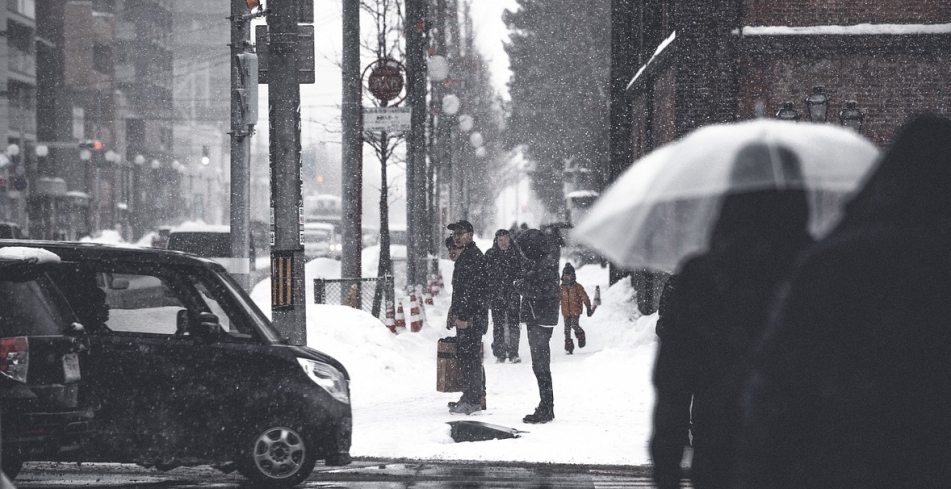 Śnieżyca powoduje chaos komunikacyjny w Polsce: korki, opóźnienia pociągów i odwołane loty