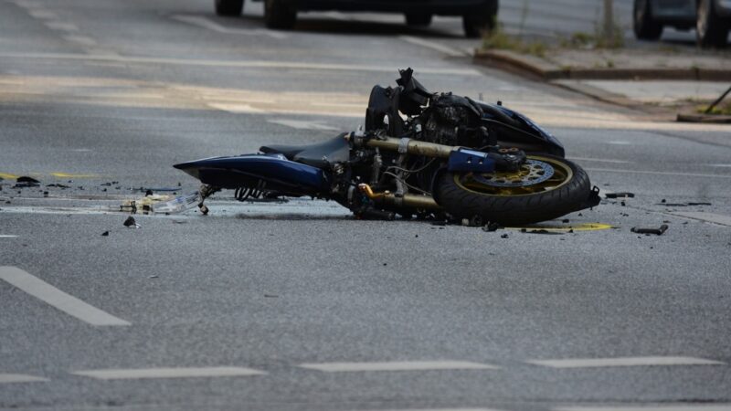 Doble niebezpieczne zdarzenia w Rzuchowie: Motocykliści poszkodowani, wezwanie do zachowania ostrożności od policji
