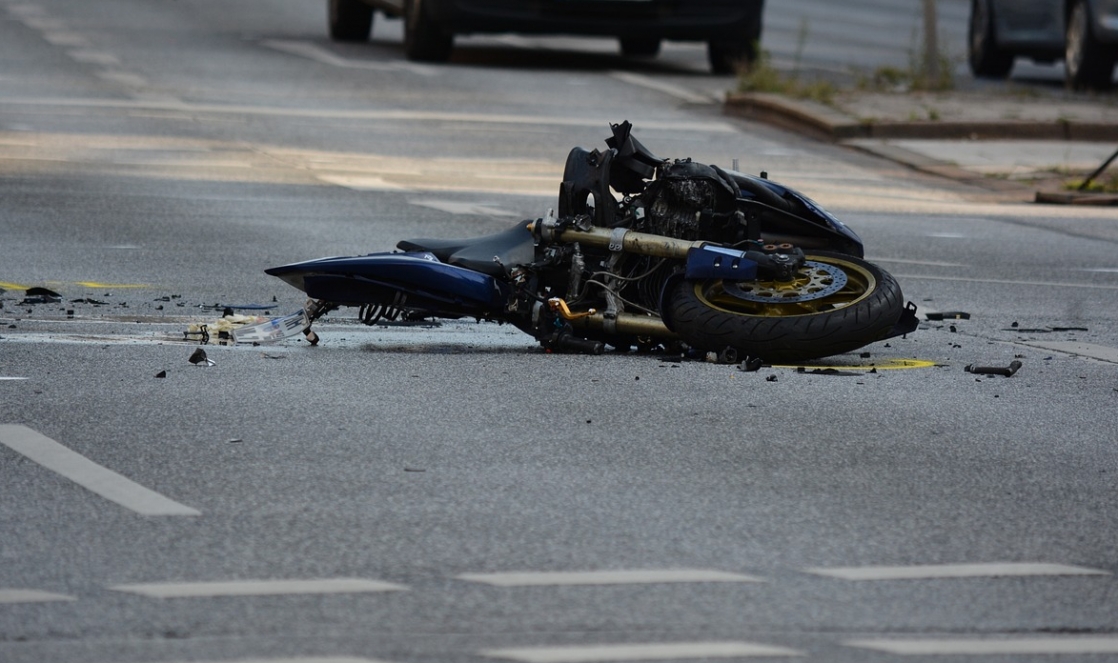 Doble niebezpieczne zdarzenia w Rzuchowie: Motocykliści poszkodowani, wezwanie do zachowania ostrożności od policji