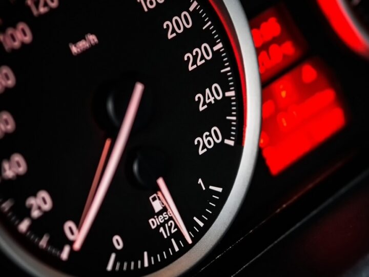 Znajomość jednego przycisku w samochodzie pozwala unikać mandatów za przekroczenie prędkości