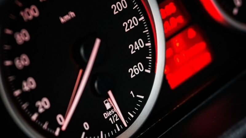 Znajomość jednego przycisku w samochodzie pozwala unikać mandatów za przekroczenie prędkości