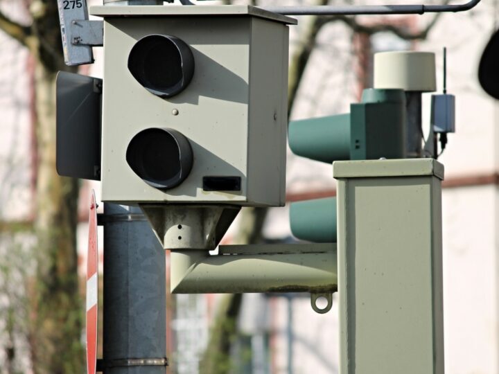 Regulacje dotyczące przekroczenia prędkości w Polsce: fotoradary i pomiary odcinkowe