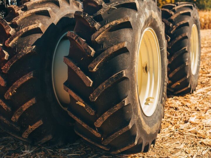 Poradnik doboru opon do ciągnika 4×4 – tabela zamienników i kalkulator