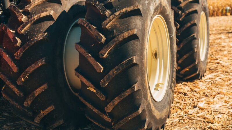 Poradnik doboru opon do ciągnika 4×4 – tabela zamienników i kalkulator