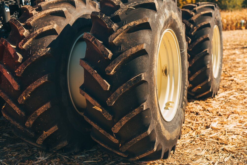 Poradnik doboru opon do ciągnika 4×4 – tabela zamienników i kalkulator