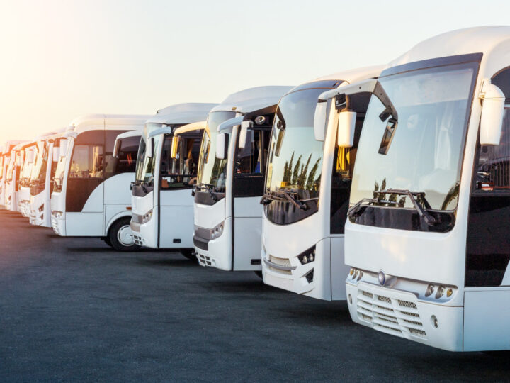 Transport autokarowy vs. podróż pociągiem i samolotem – co wybrać?