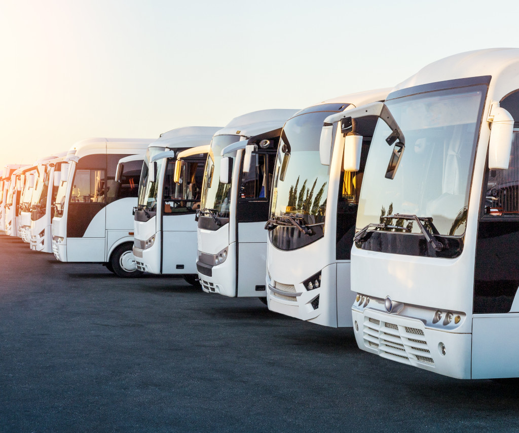 Transport autokarowy vs. podróż pociągiem i samolotem – co wybrać?