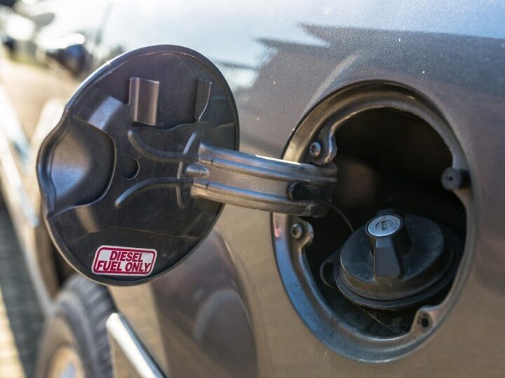 Jak poradzić sobie z zablokowanym zamkiem w drzwiach samochodu