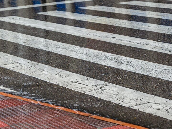 Progi zwalniające na drodze gminnej – przepisy i zasady montażu