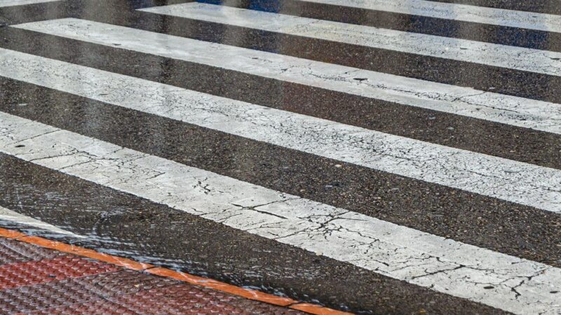 Progi zwalniające na drodze gminnej – przepisy i zasady montażu