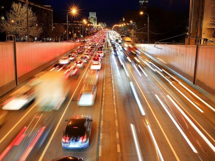 Kiedy można zawracać na światłach – przepisy i najczęstsze błędy