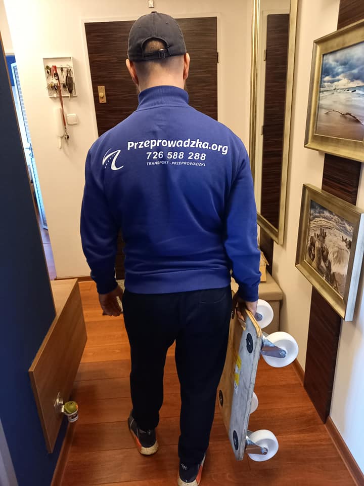 pracownik firmy przeprowadzkowej
